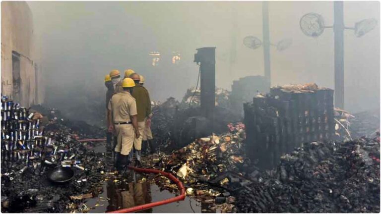 अग्निकांड का मंजर: बंगाल के दो गोदामों में लगी आग, रेस्क्यू ऑपरेशन जारी