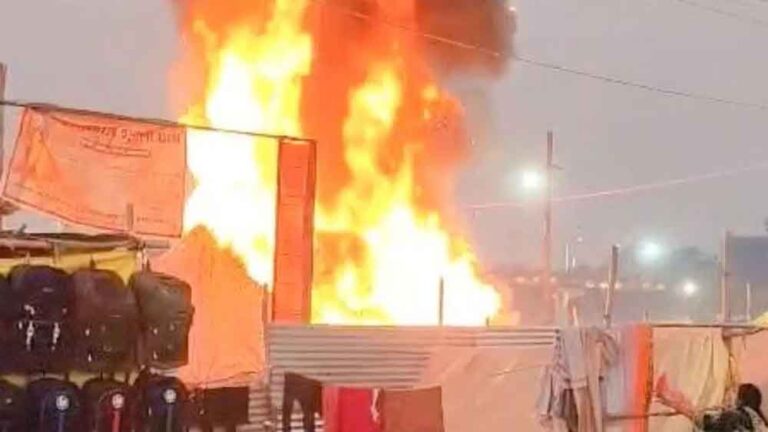 माघ मेला अग्निकांड: पूजा के समय आश्रम में आग, आधा दर्जन टेंट राख, दमकलकर्मी घायल
