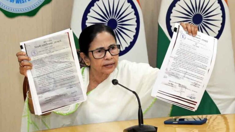 SIR विवाद पर ममता बनर्जी का बड़ा बयान: तनाव ऐसा कि बंगाल में रोज 3-4 आत्महत्याएं SIR विवाद पर ममता बनर्जी का बड़ा बयान: तनाव ऐसा कि बंगाल में रोज 3-4 आत्महत्याएं