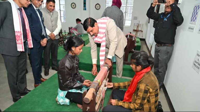 मुख्यमंत्री डॉ. यादव ने रेशम उत्पादन की बारीकियों को जाना और बुनकरों से किया संवाद