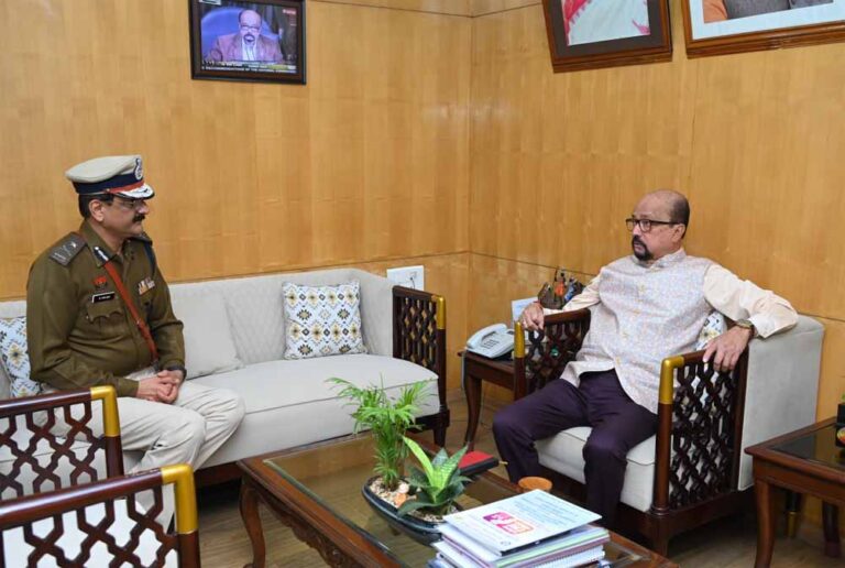 राजभवन में सौजन्य मुलाकात: पुलिस कमिश्नर शुक्ला ने राज्यपाल डेका से की भेंट
