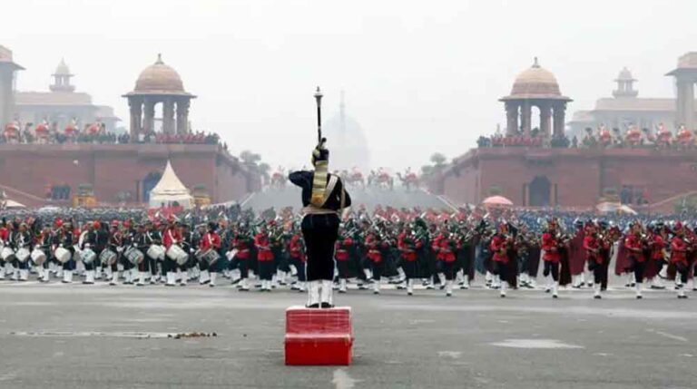 राष्ट्रपति द्रौपदी मुर्मु ने सैनिकों से की विशेष मुलाकात, गणतंत्र दिवस परेड के प्रतिभागियों को दिया सम्मान राष्ट्रपति द्रौपदी मुर्मु ने सैनिकों से की विशेष मुलाकात, गणतंत्र दिवस परेड के प्रतिभागियों को दिया सम्मान