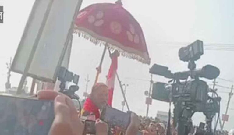 मौनी अमावस्या का विवाद: शंकराचार्य अविमुक्तेश्वरानंद का रथ रोकने से भड़के समर्थक, बैरियर क्षतिग्रस्त