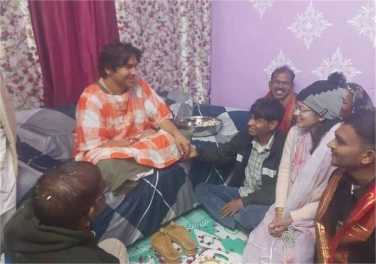 बहन से किया वचन, देर रात चाय पीकर लौटे आचार्य धीरेंद्र शास्त्री