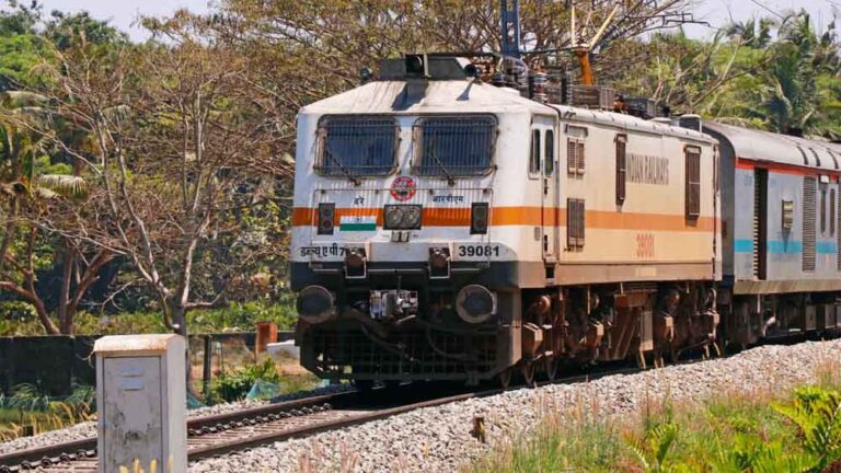 माघ मेला-2026 को लेकर रेलवे का बड़ा इंतजाम, प्रयाग स्टेशन पर कई ट्रेनों को अस्थायी ठहराव माघ मेला-2026 को लेकर रेलवे का बड़ा इंतजाम, प्रयाग स्टेशन पर कई ट्रेनों को अस्थायी ठहराव