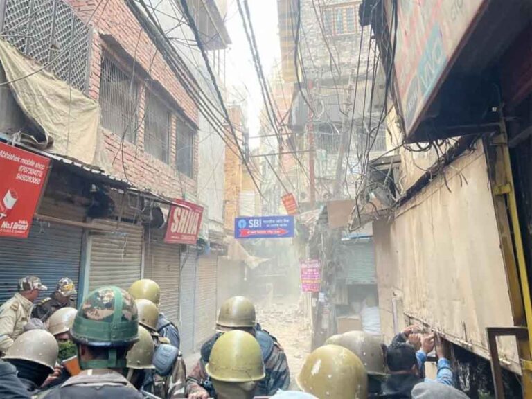 दालमंडी क्षेत्र में ध्वस्तीकरण अभियान शुरू, कानून-व्यवस्था को लेकर पुलिस अलर्ट