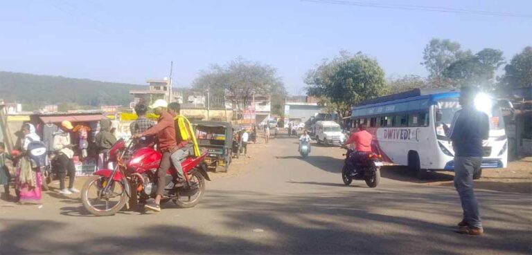 किरगी पंचायत में नहीं है ऑटो स्टैंड की सुविधा पंचायत नहीं है खतरों से खाली