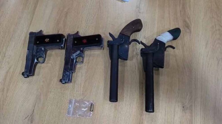 छत्तीसगढ़ में कानून का शिकंजा: खुलेआम हथियार दिखाकर आतंक मचाने वाले 7 बदमाश पकड़े गए छत्तीसगढ़ में कानून का शिकंजा: खुलेआम हथियार दिखाकर आतंक मचाने वाले 7 बदमाश पकड़े गए