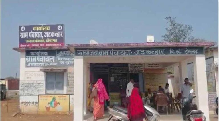 3 करोड़ की हेराफेरी से हड़कंप: महीनों से लापता ब्रांच मैनेजर, ग्रामीणों का जोरदार प्रदर्शन