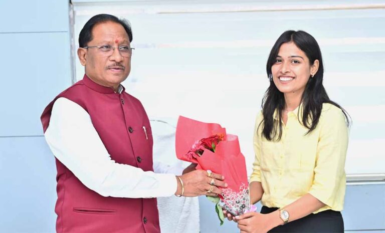 मुख्यमंत्री साय ने किया सम्मानित, राज्य का नाम रोशन करने पर दी बधाई एवं शुभकामनाएं मुख्यमंत्री साय ने किया सम्मानित, राज्य का नाम रोशन करने पर दी बधाई एवं शुभकामनाएं