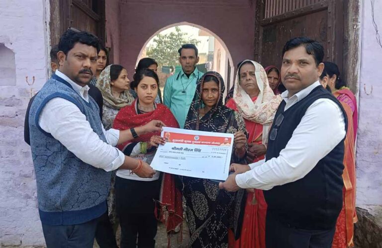 मुख्यमंत्री की उपस्थिति में फसल बीमा व कृषक दुर्घटना योजना के लाभार्थियों को मिला मुआवज़ा मुख्यमंत्री की उपस्थिति में फसल बीमा व कृषक दुर्घटना योजना के लाभार्थियों को मिला मुआवज़ा