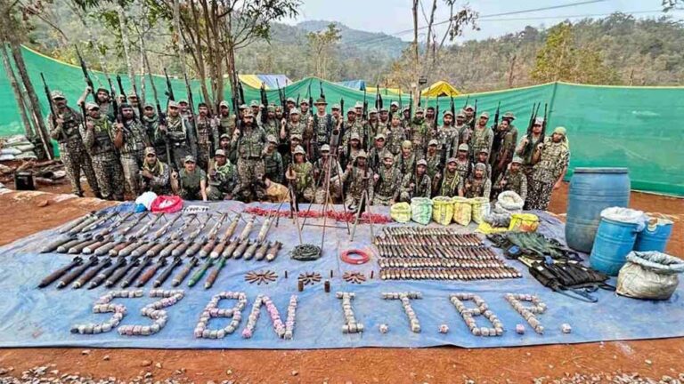 नक्सलियों को तगड़ा झटका: सुरक्षाबलों को मिली बड़ी सफलता, हथियारों का जखीरा हाथ लगा नक्सलियों को तगड़ा झटका: सुरक्षाबलों को मिली बड़ी सफलता, हथियारों का जखीरा हाथ लगा