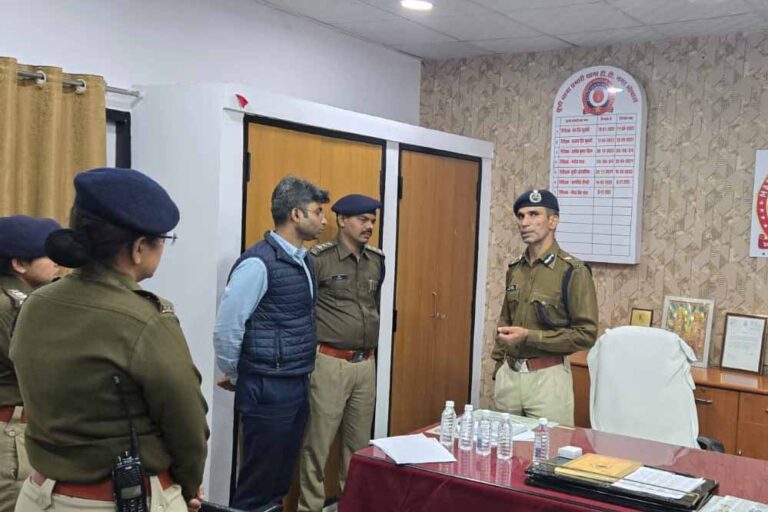 टीटी नगर थाने में औचक निरीक्षण, पुलिस आयुक्त संजय कुमार ने लिया जायजा टीटी नगर थाने में औचक निरीक्षण, पुलिस आयुक्त संजय कुमार ने लिया जायजा