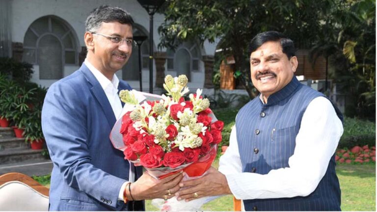 मिडनाइट मैसेज के बाद IAS ट्रांसफर में बड़ा फेरबदल, मनीष सिंह और वर्णवाल की बढ़ी शक्ति, CM गंभीर मिडनाइट मैसेज के बाद IAS ट्रांसफर में बड़ा फेरबदल, मनीष सिंह और वर्णवाल की बढ़ी शक्ति, CM गंभीर