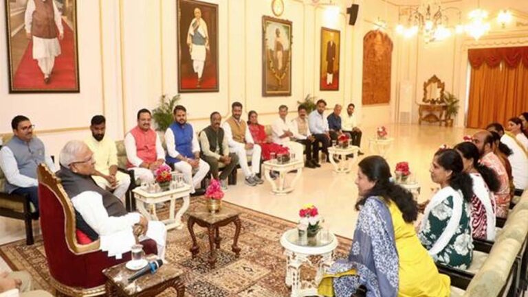 राज्यपाल पटेल से केरल के पार्षदों की मुलाकात, राजधानी के स्वच्छता मॉडल की सराहना