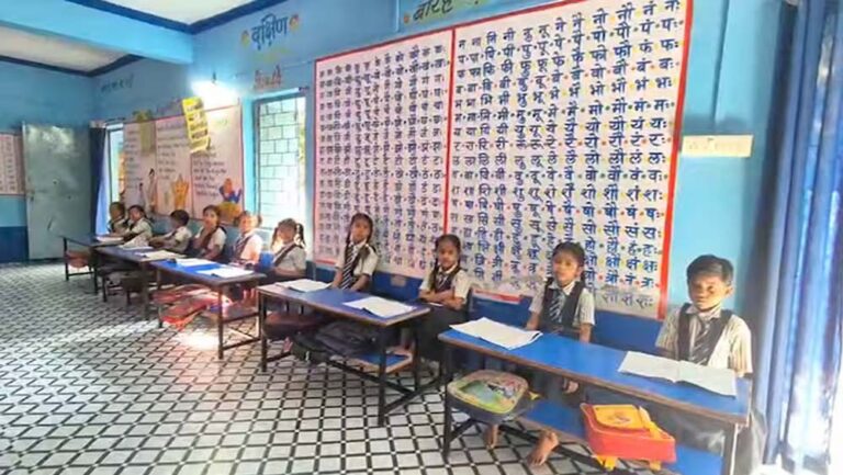 रतलाम का सरकारी स्कूल छाया खास, बच्चों में बैग नहीं और मुंहजबानी से 40 तक के पहाड़े याद