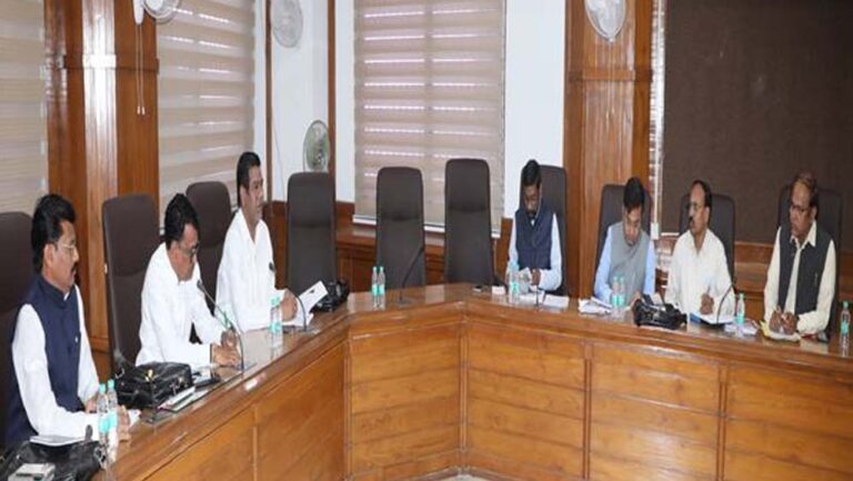 चौहान ने कहा, योजनाओं का लाभ पात्रों तक पारदर्शी और समयबद्ध तरीके से पहुंचना चाहिए