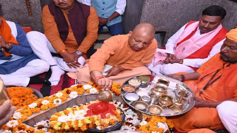 महाशिवरात्रि पर गोरखनाथ मंदिर के शक्तिपीठ में सीएम योगी ने किया देवाधिदेव महादेव का रुद्राभिषेक