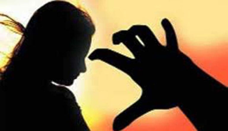 घर में घुसकर युवती के साथ की अश्लील हरकत घर में घुसकर युवती के साथ की अश्लील हरकत