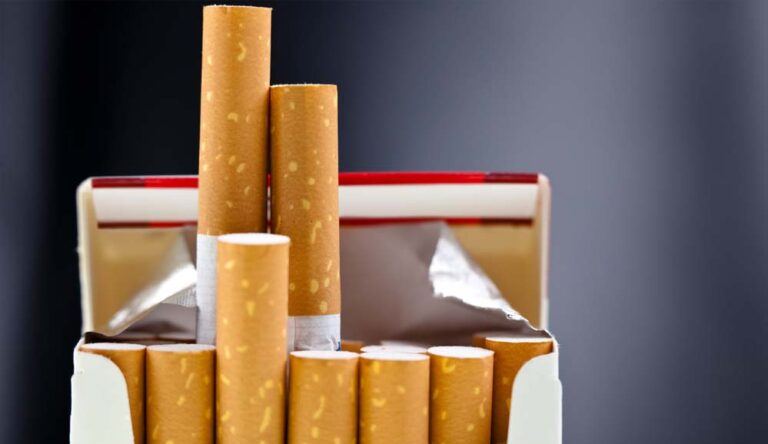 सिगरेट की बढ़ी कीमतें, निवेशकों ने शेयर बेचे – बाजार में हलचल