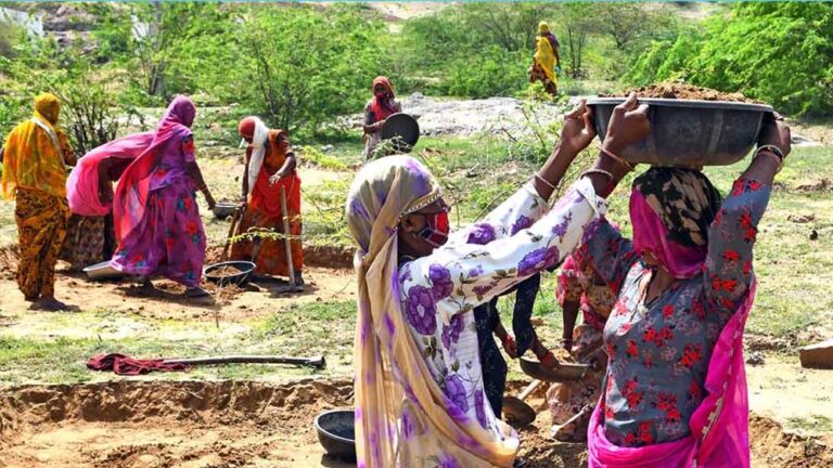 कोविड के दौरान 10 लाख मजदूर परिवारों के नाम हटाए गए, 6 साल में केवल 1% को मिला 100 दिन का काम — विधानसभा में जानकारी कोविड के दौरान 10 लाख मजदूर परिवारों के नाम हटाए गए, 6 साल में केवल 1% को मिला 100 दिन का काम — विधानसभा में जानकारी