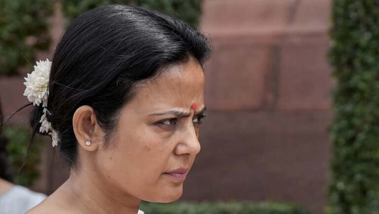 कुत्ते को लेकर विवाद: महुआ मोइत्रा ने पूर्व प्रेमी के खिलाफ दायर किया हाईकोर्ट में केस