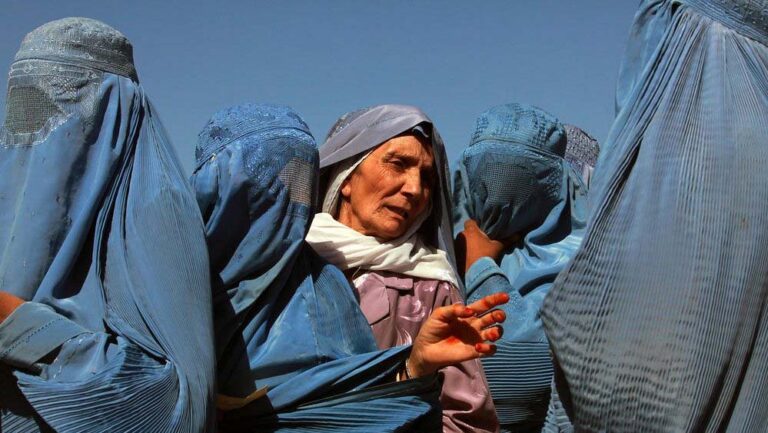 घरेलू हिंसा पर अंतरराष्ट्रीय बहस: अफगानिस्तान बनाम भारत के कानून कितने अलग? घरेलू हिंसा पर अंतरराष्ट्रीय बहस: अफगानिस्तान बनाम भारत के कानून कितने अलग?