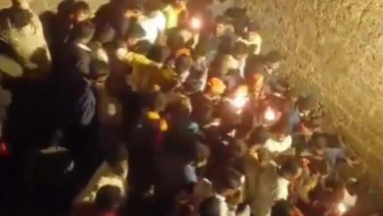 पुणे में शिवाजी महाराज जयंती के मौके पर अफरा-तफरी, भगदड़ में घायल हुए कई लोग