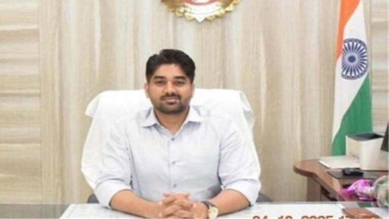 राजस्व विभाग में भूचाल: कलेक्टर ने लिया बड़ा एक्शन, पटवारी सस्पेंड और अधिकारियों को नोटिस राजस्व विभाग में भूचाल: कलेक्टर ने लिया बड़ा एक्शन, पटवारी सस्पेंड और अधिकारियों को नोटिस