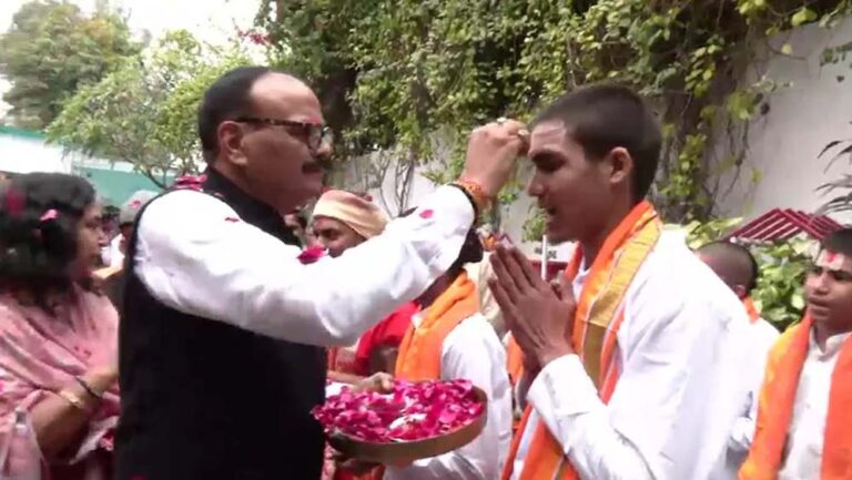 आवास पर तिलक और सम्मान समारोह: ब्रजेश पाठक ने 101 बटुकों को किया सम्मानित, सियासी मायने तेज