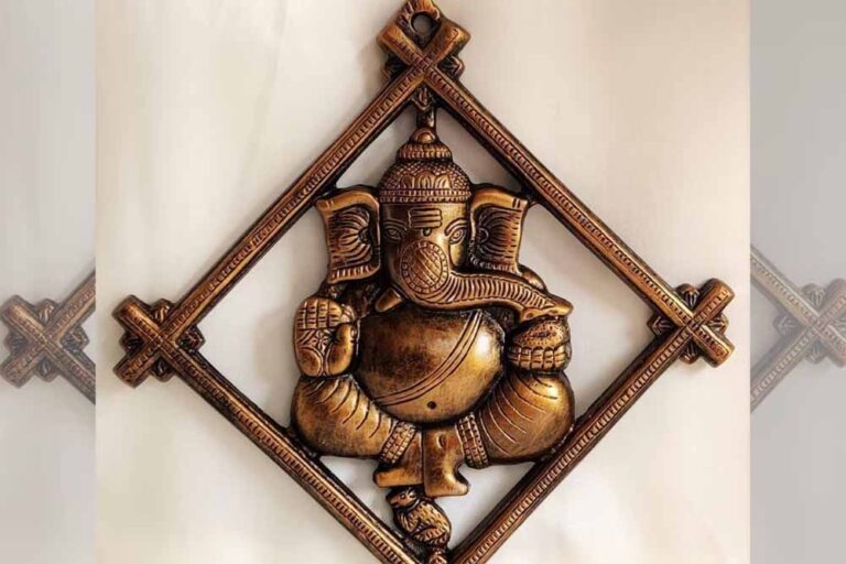 सजावट में की गई ये गलती बिगाड़ सकती है घर की सुख-शांति, जानें मूर्तियों से जुड़े नियम