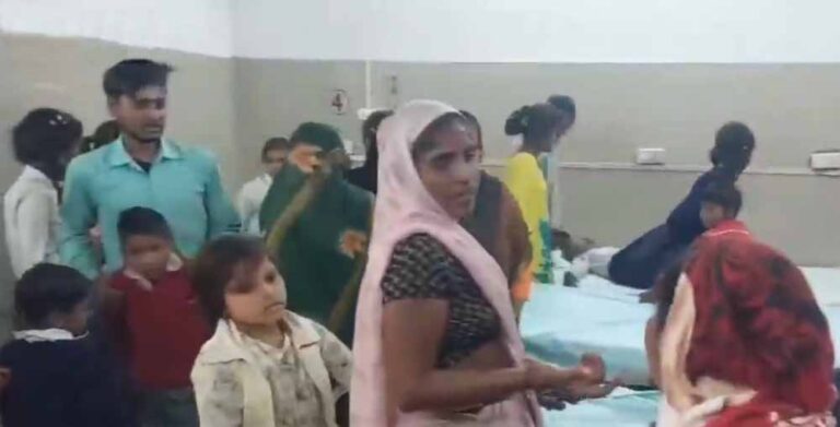 दवा वितरण के बाद बड़ा हादसा: स्कूल के 100+ बच्चे अस्पताल पहुंचाए गए