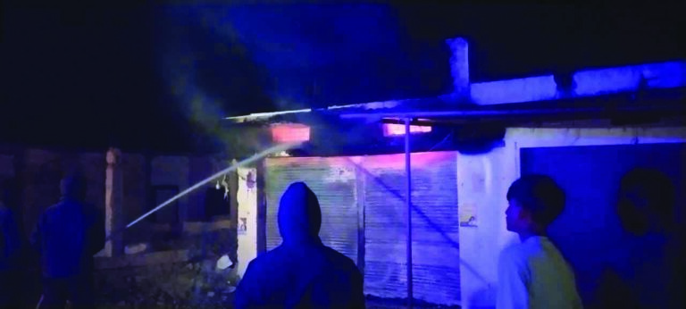 भयंकर अग्निकांड: कपड़ा दुकान में लगी आग से भारी नुकसान