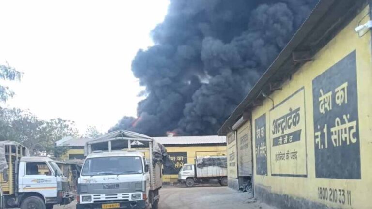 पेंट–पुट्टी फैक्ट्री में आग का तांडव: औद्योगिक क्षेत्र में अफरा–तफरी, फायर ब्रिगेड मौके पर पेंट–पुट्टी फैक्ट्री में आग का तांडव: औद्योगिक क्षेत्र में अफरा–तफरी, फायर ब्रिगेड मौके पर