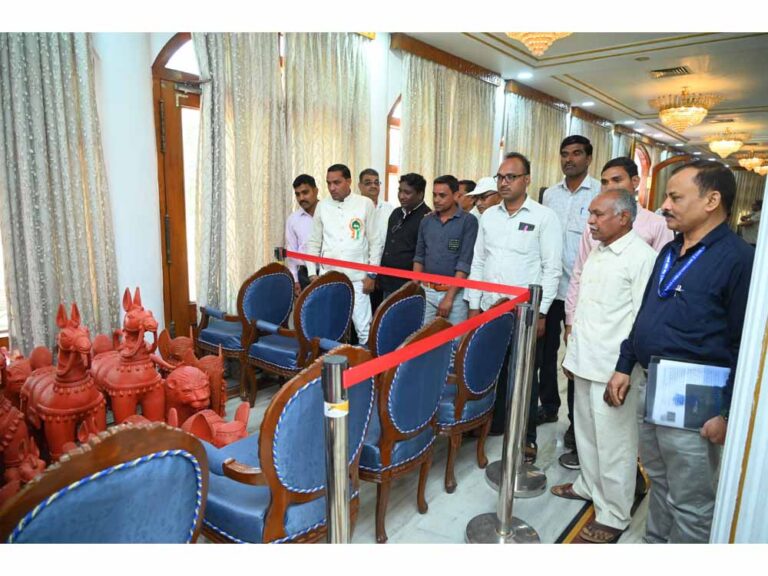 गोद ग्राम टेमरी के ग्रामीणों ने किया लोकभवन का शैक्षिक भ्रमण