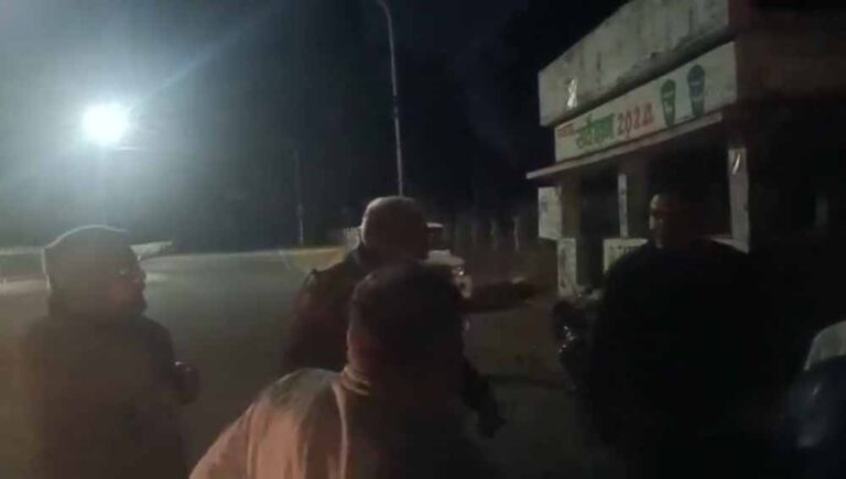 व्यापारी से दुर्व्यवहार का मामला: एसपी सख्त, थाना प्रभारी लाइन अटैच व्यापारी से दुर्व्यवहार का मामला: एसपी सख्त, थाना प्रभारी लाइन अटैच