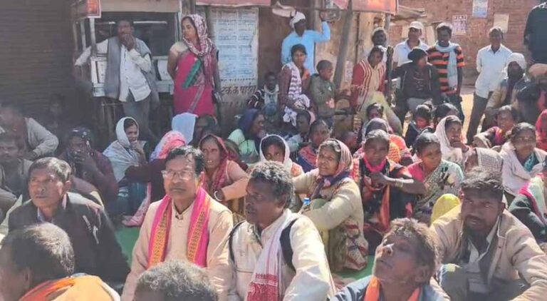 आदिवासी युवक की मौत पर सियासी घमासान: एसडीएम पर आरोप, एक करोड़ मुआवजा व नौकरी की मांग