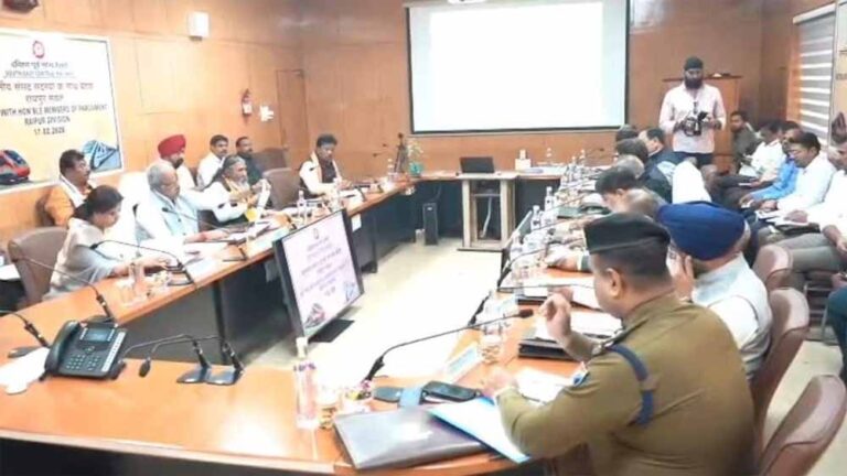 री-डेवलपमेंट कार्य में देरी पर सांसद नाराज़, दपूमरे जीएम तरुण प्रकाश के साथ अहम बैठक री-डेवलपमेंट कार्य में देरी पर सांसद नाराज़, दपूमरे जीएम तरुण प्रकाश के साथ अहम बैठक