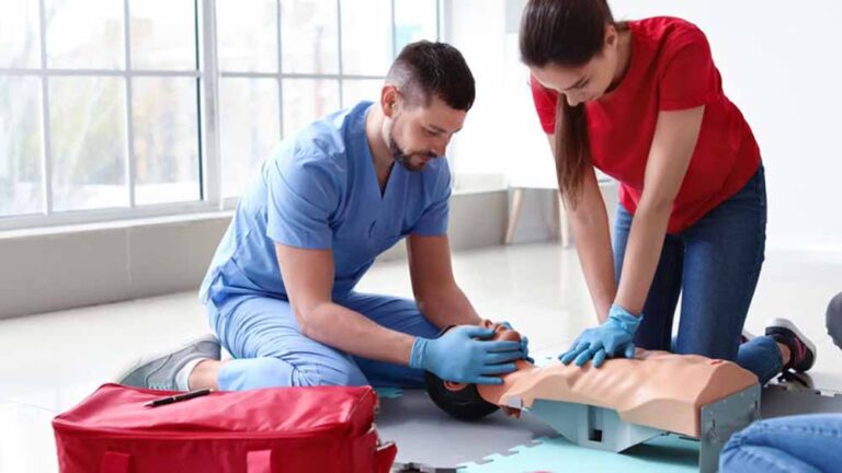 डॉक्टर की चेतावनी: सीपीआर देने से पहले ABC जरूर चेक करें डॉक्टर की चेतावनी: सीपीआर देने से पहले ABC जरूर चेक करें