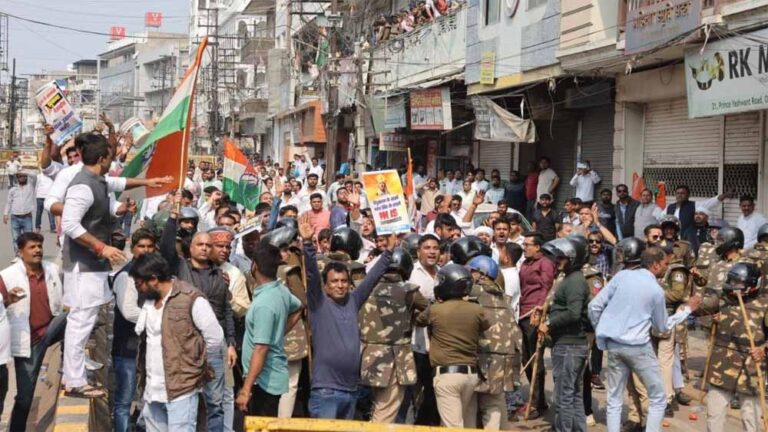 राजनीतिक तनाव ने लिया उग्र रूप, भाजपा और कांग्रेस कार्यकर्ताओं के बीच पथराव राजनीतिक तनाव ने लिया उग्र रूप, भाजपा और कांग्रेस कार्यकर्ताओं के बीच पथराव