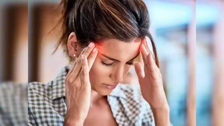 बच्चे के जन्म के बाद सिरदर्द को न करें नजरअंदाज, पोस्टपार्टम माइग्रेन के संकेत और मैनेजमेंट टिप्स