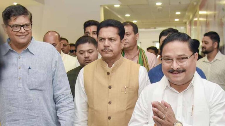 भाजपा में शामिल हुए भूपेन बोरा, कांग्रेस छोड़ने की वजह बताकर मचाया सियासी भूचाल भाजपा में शामिल हुए भूपेन बोरा, कांग्रेस छोड़ने की वजह बताकर मचाया सियासी भूचाल