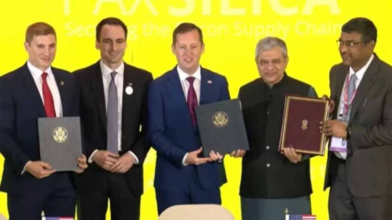 पैक्स सिलिका: भारत की भागीदारी से बदला वैश्विक समीकरण, जानें सदस्य देश पैक्स सिलिका: भारत की भागीदारी से बदला वैश्विक समीकरण, जानें सदस्य देश