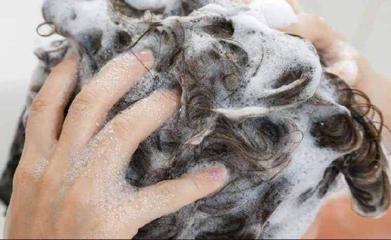 हफ्ते में कितनी बार बाल धोना चाहिए? जानिए ऑयली, ड्राई और नॉर्मल हेयर के सही नियम