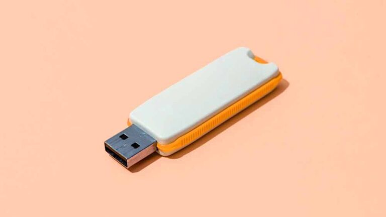 Pen Drive के दो छेद सिर्फ डिजाइन नहीं! जानकर कहेंगे – इतना आसान ट्रिक पता ही नहीं था