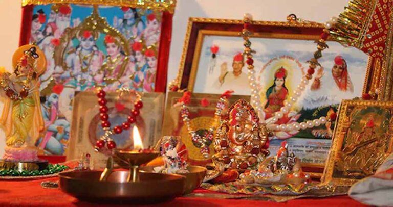 देवी-देवताओं की तस्वीरें भी ला सकती हैं नकारात्मक ऊर्जा! क्या कहती हैं धार्मिक मान्यताएं