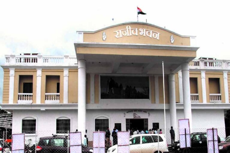 ‘मैं जीवित हूं’ का विरोध प्रदर्शन: वोटर लिस्ट से नाम हटाने पर कांग्रेस भवन में हंगामा, पूर्व MLA धनेंद्र ने उठाई जांच की मांग