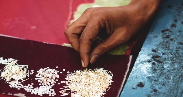 योगी सरकार ने दिया विश्वविद्यालय और मेडिकल कॉलेज का उपहार, जरी-जरदोजी को मिली अंतरर्राष्ट्रीय पहचान