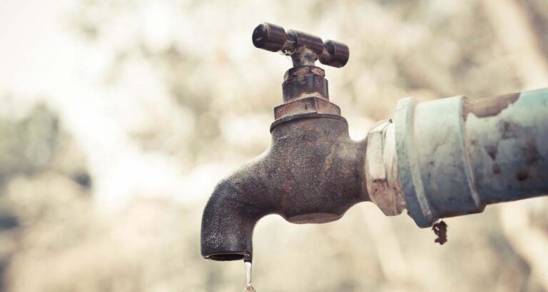 इंदौर में पानी की गंभीर कमी, 60 क्षेत्रों में पानी बंद; 35 मौतों के बाद हालात चिंताजनक