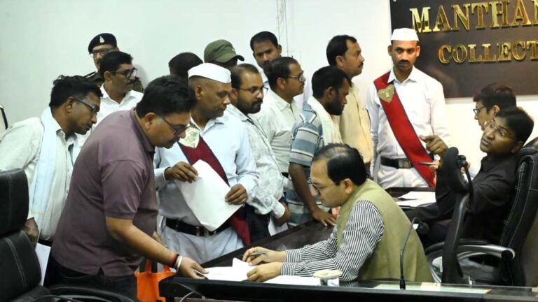 जनदर्शन में कलेक्टर ने सुनीं सैकड़ों फरियादें, त्वरित निराकरण के दिए निर्देश जनदर्शन में कलेक्टर ने सुनीं सैकड़ों फरियादें, त्वरित निराकरण के दिए निर्देश